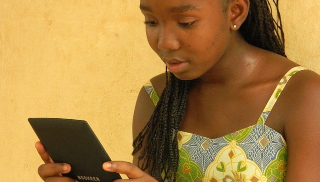Niña usando una tablet